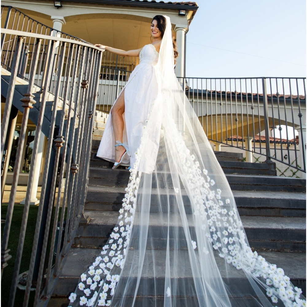 Breathtaking 12.5ft Long Bridal Designer 3D Flower Cathedral Veil with Comb 🤩💒 - Picture 5 of 13